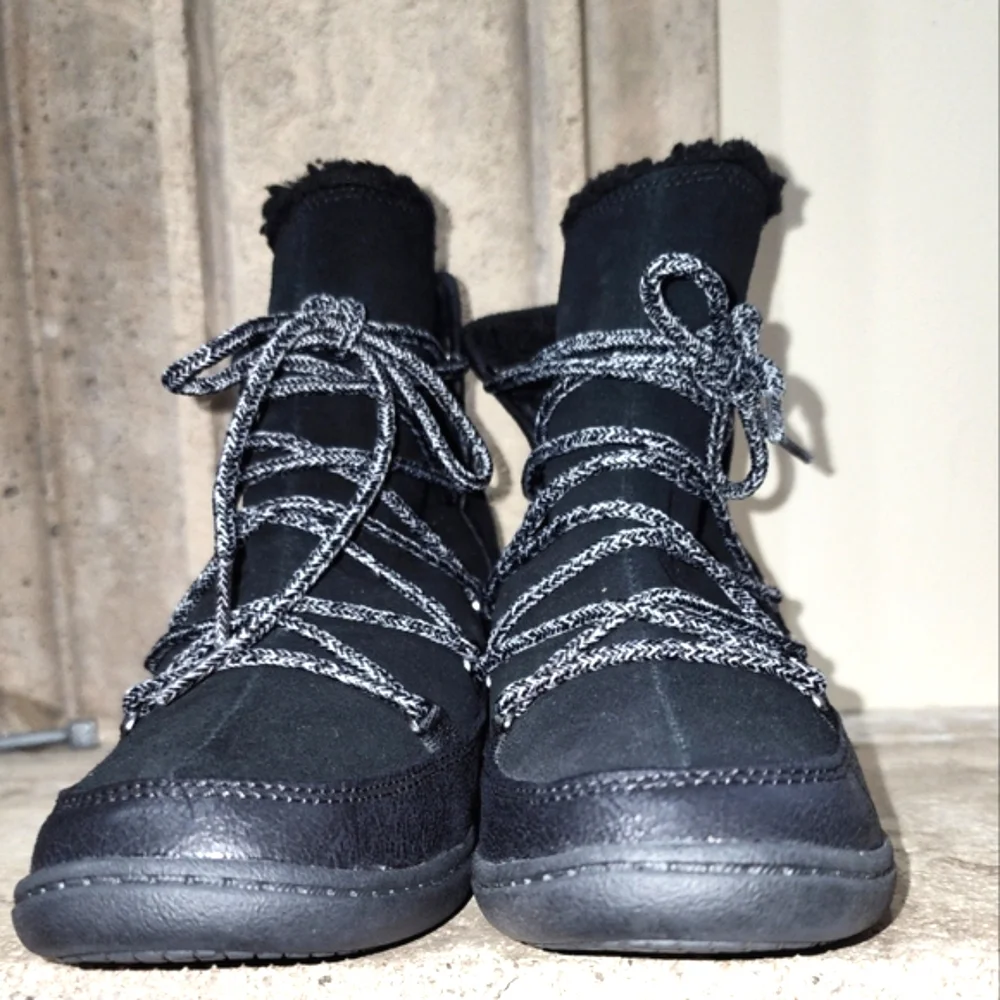 NWOB Skechers Plus 3 Trois Suede Lace-up Bootie Size 9